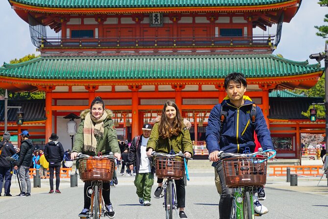 4.5-Hour Kyoto Bike Tour with Lunch and UNESCO Zen Temples - Gion start to Kennin-ji: getting oriented fast