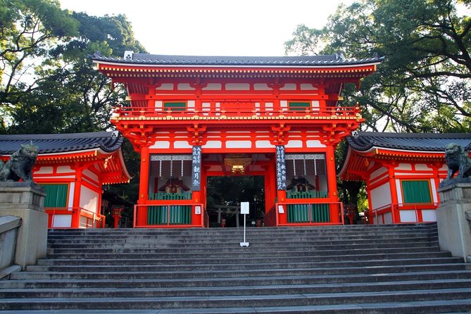 Gion Night Walking Tour - Why Gion at night feels different than daytime