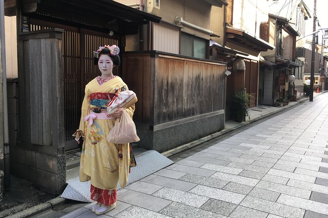 Gion Night Walking Tour - Stop 1: Miyagawacho Kaburenjo and the geisha arts behind the curtain