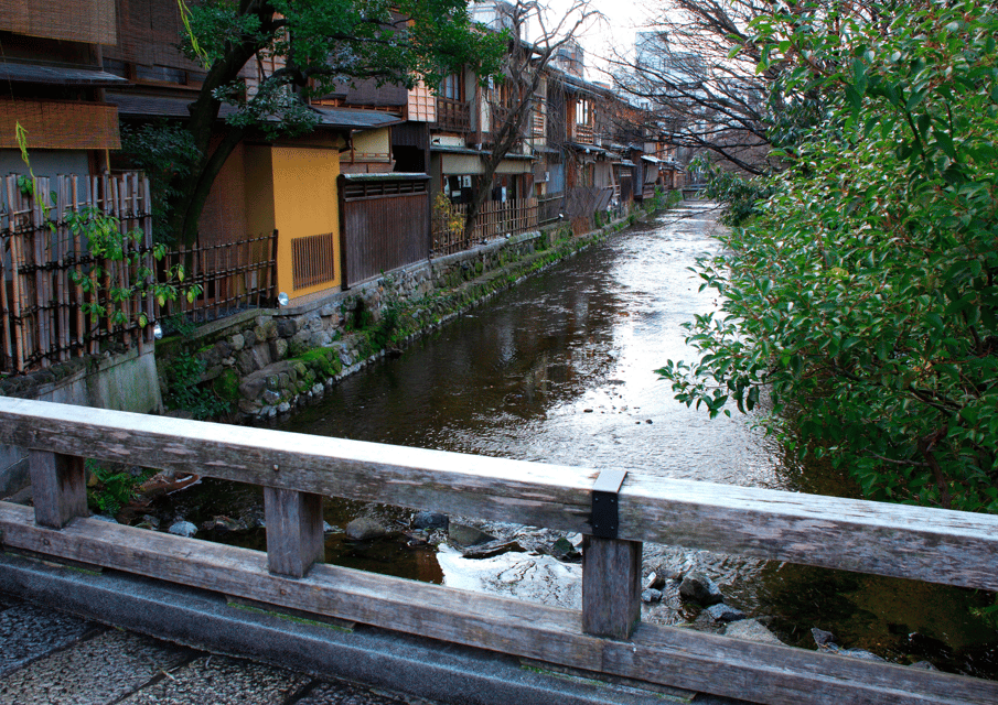Gion Walking Tour, Geisha Show and Japanese Game in Kyoto - Arriving at Gion: Why this walking start matters