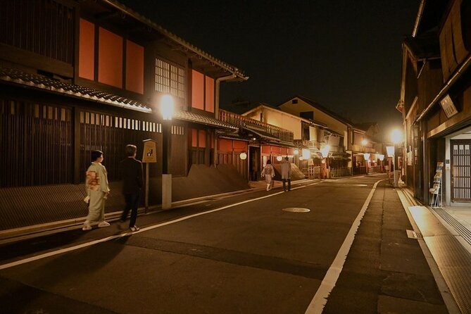 Kyoto 5-Star Geisha Night Walk: Small-Group Authentic Experience - Hanamikoji Street: lantern lanes and the meaning behind the details