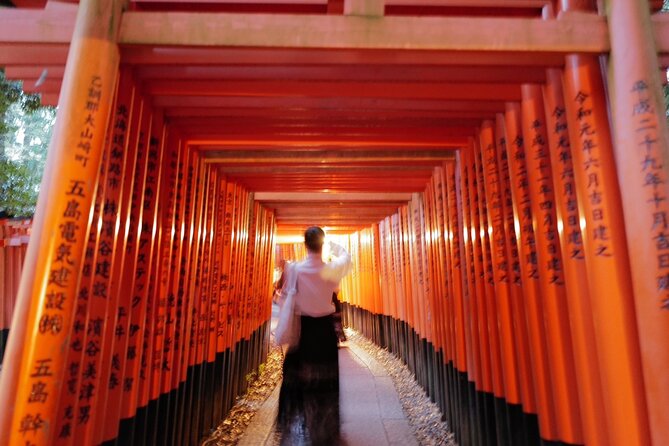 Kyoto Fushimi-Inari Night Walking Tour - Small-group format (max 12) and the guide-led pace