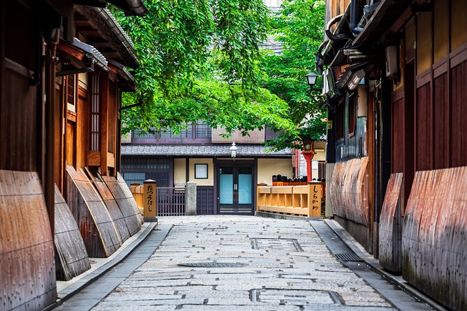 Kyoto Geisha District Walking Tour in Gion - Gion Corner: A Practical Culture Primer in the Middle of the Walk