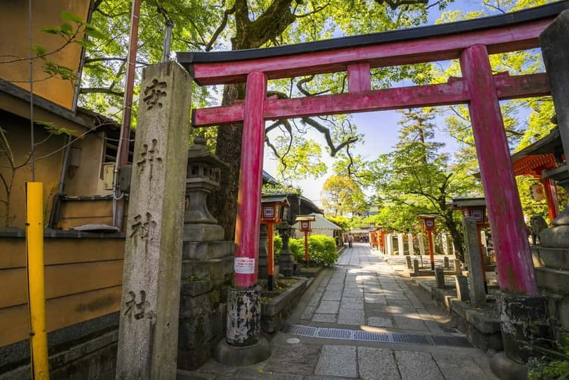 Kyoto Geisha Walking Tour: Gion District & Hidden Gems - What you get beyond the walk: the restaurant and shopping recommendations