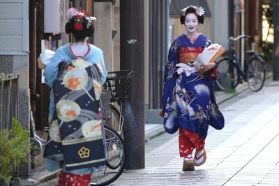 Kyoto Gion: 2-Hour Geisha Culture & History Walking Tour - Starting point and what to expect from the walk