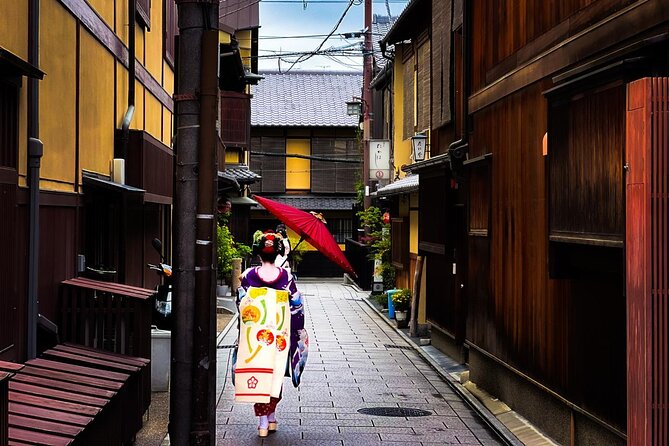 Kyoto: Gion and Geisha District Walking Tour - Small-group format, real guide time, better photos