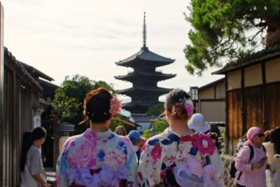 Kyoto: Gion and Geisha District Walking Tour - Route walk-through: Yasaka Shrine to Hanamikoji Street