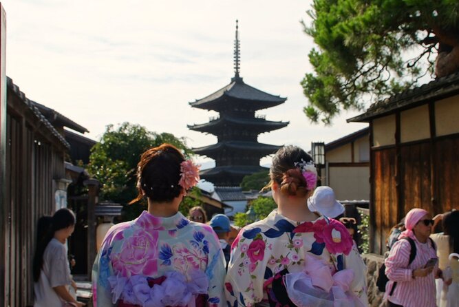 Kyoto: Gion and Geisha District Walking Tour - Route walk-through: Yasaka Shrine to Hanamikoji Street