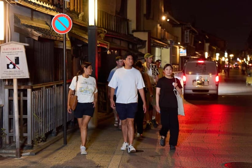 Kyoto: Gion Geisha District Walking Tour - Stories of Geisha - Gion Streets and Yasaka Shrine: How the District Feels Like a Neighborhood