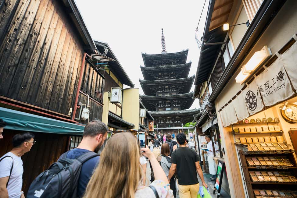 Kyoto: Gion Hidden Gems & Geisha Culture Tour - Yasui Kompira-Gu and Hanamikoji-dori: the geisha district at the right moment