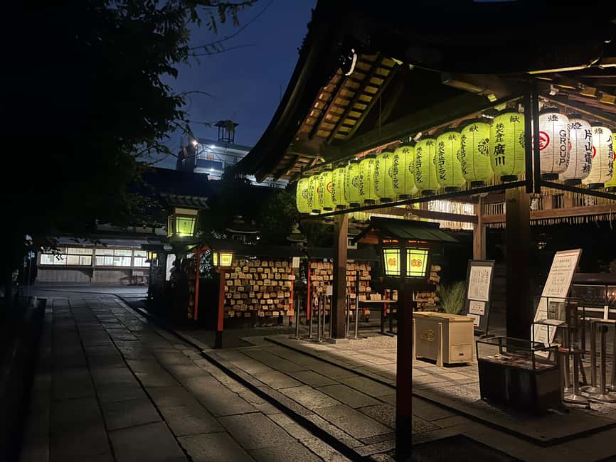 Kyoto: Gion Magical Night Walking Tour with Geisha Trivia - Photo service and the value of a calm 100 minutes