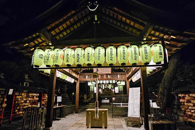 Kyoto Gion Night Walk & Geisha District Guided Tour - Yasaka Shrine stop: what you notice when the walk explains it