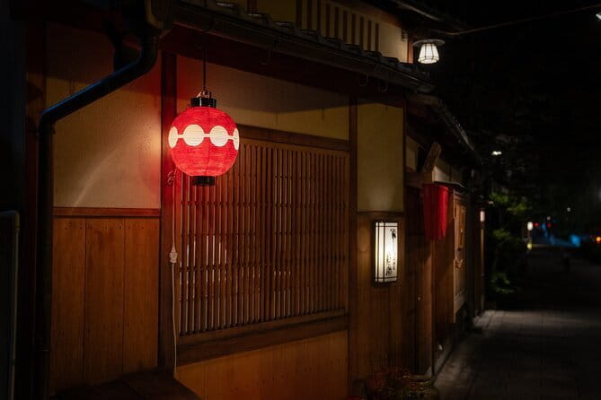Kyoto: Gion & Pontocho Food Tour with 13 Dishes - Meeting at FamilyMart Kyoto Gion and Getting Moving