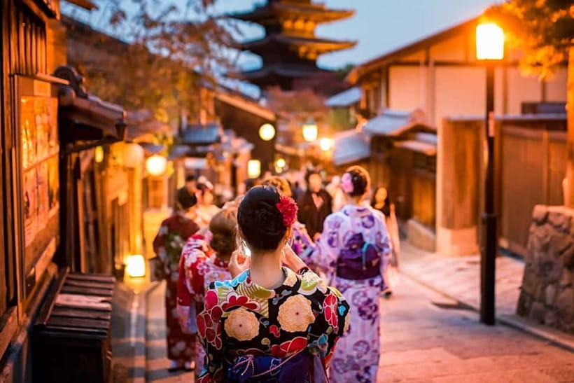 Kyoto: Gion Sunset Walking Tour with Local Guide - Passing by Kyōto Minami-za: a taste of Kyoto’s performing-arts side