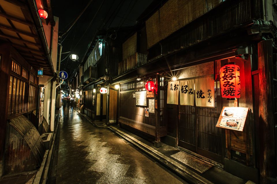 Kyoto: Gion Sunset Walking Tour with Local Guide - Yasaka Shrine (Gion Shrine): architecture, ritual, and why it matters here