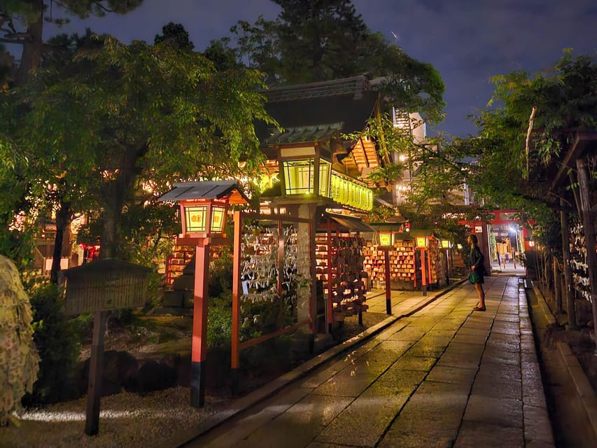 Kyoto: Gion Sunset Walking Tour with Local Guide - Starting at Kyoto Kawaramachi Garden: your first easy win