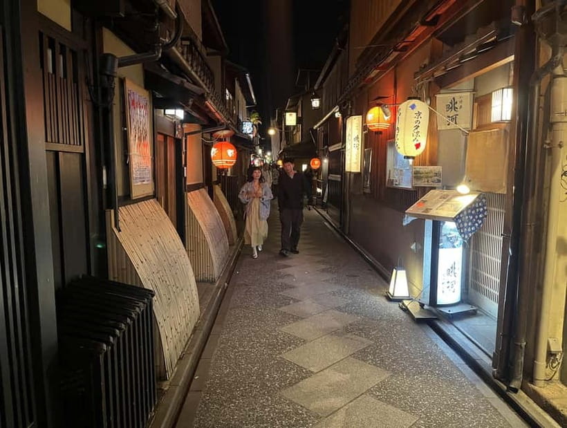 Kyoto: Gion Walking Tour - Gion-Higashi and Yasaka Shrine: understanding why the name is Gion