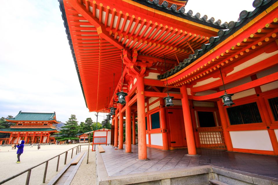 Kyoto: Imperial Palace & Nijo Castle Guided Walking Tour - The guided walking format: time-saving, question-friendly, and fast-paced by design