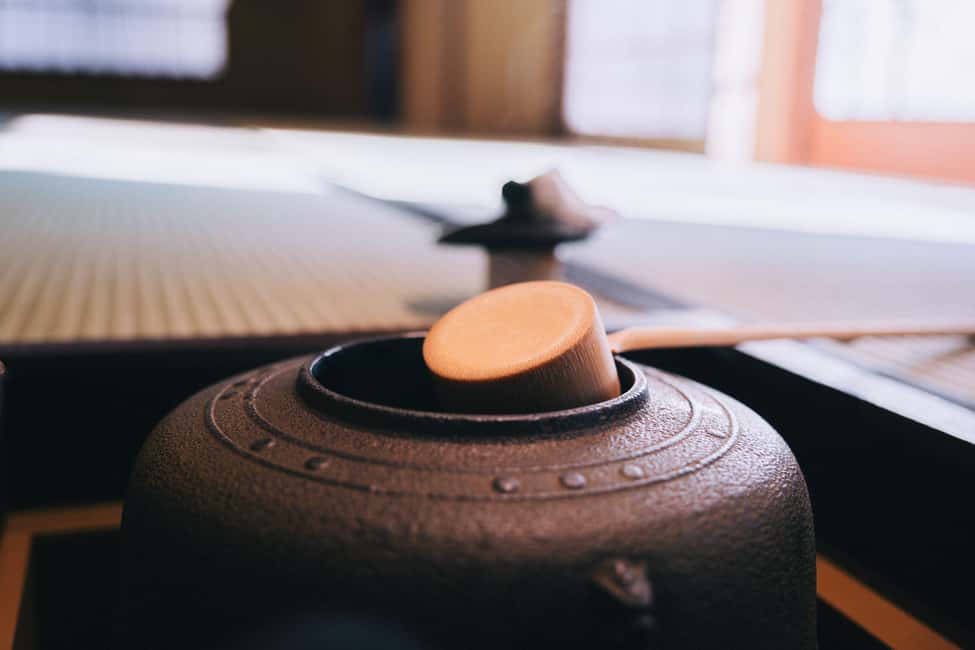 Kyoto: Kimono Tea Ceremony at Orizuruya Gion - Picking Your Kimono from 200+ Choices (And Getting Dressed Like a Pro)