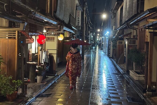 Kyoto Magical Night English Tour: Gion & Fushimi Inari Shrine - Kyoto After Dark: Why This Walk Works Better Than a Day Tour