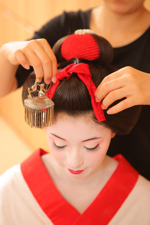 Kyoto: Maiko Makeover and Photoshoot Experience - Choosing your kimono: 100 options that actually change the look