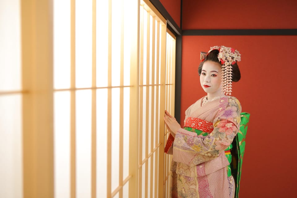 Kyoto: Maiko Makeover and Photoshoot Experience - The Japanese-room photoshoot: pro direction and best-shot selection