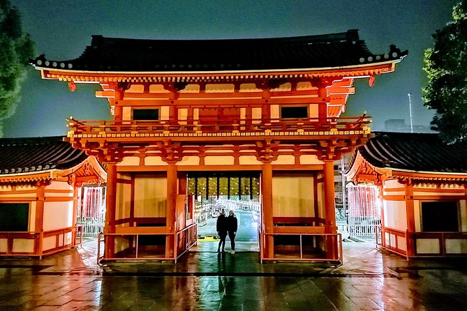 Kyoto night walk tour (Gion district) - Why this Gion night walk feels calmer than daytime