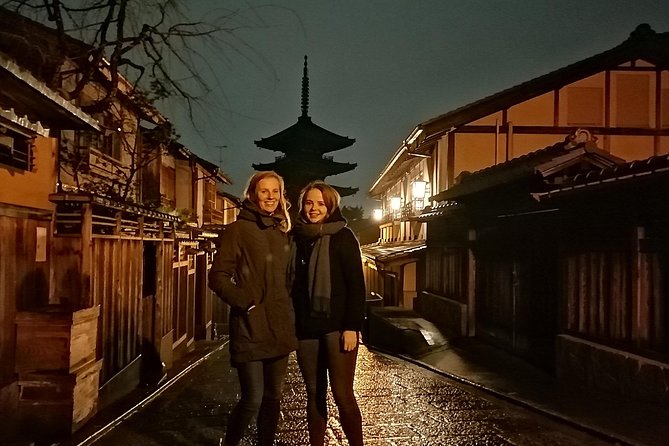 Kyoto night walk tour (Gion district) - Stop 1: Yasaka Shrine after dark (and what you’ll notice)