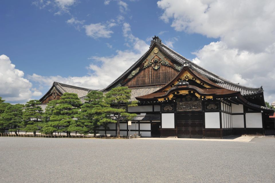 Kyoto: Nijo-jo Castle and Ninomaru Palace Guided Tour - The Ninomaru Garden: a calmer finish that still fits the story