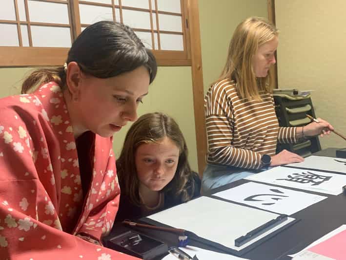 Kyoto Ninenzaka : Japanese Calligraphy Class in Townhouse - The classroom vibe: calm focus with real instructor attention
