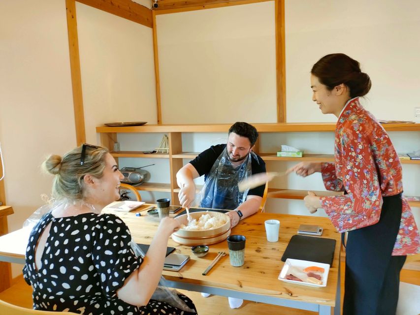 Kyoto: Small-Group Authentic Sushi Making Workshop - The take-home kit: a sushi rolling mat plus a recipe card