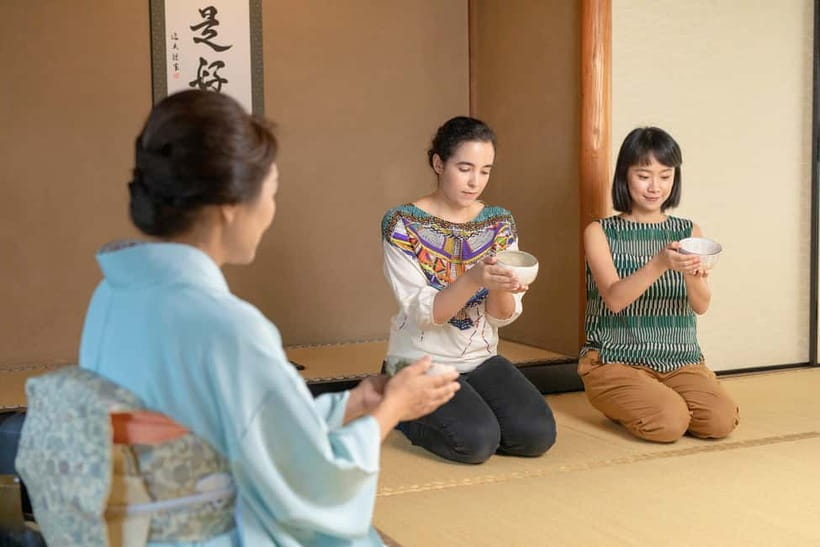 Kyoto: Tea Ceremony in 100-year-old Kyo-Machiya Townhouse - English support: tea master and interpreter at work