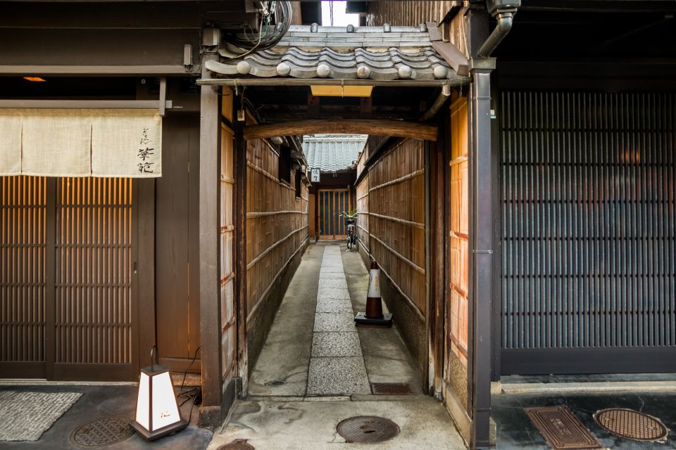 Night Walk in Gion: Kyoto's Geisha District - Who this tour suits best