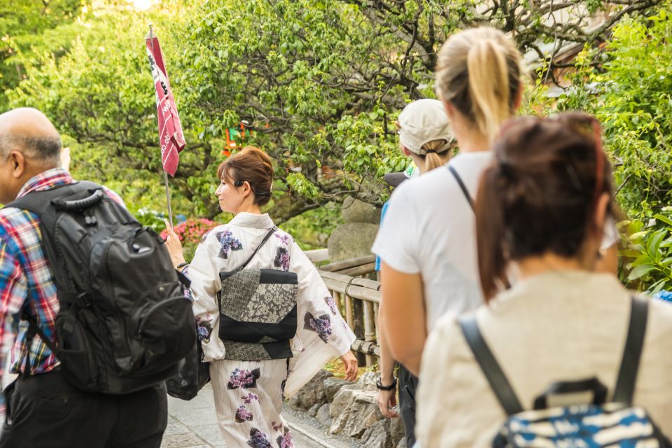 Night Walk in Gion: Kyoto's Geisha District - Practical tips to get the best night from your feet