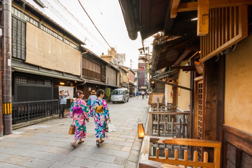 Night Walk in Gion: Kyoto's Geisha District - Where you meet and how the tour gets going fast