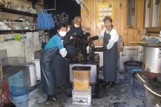 Roketsu dyeing experience: M course Roketsu Dyeing Experience - Dyeing in the bucket: why this class feels more authentic