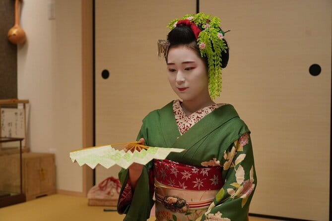 The Art of Geisha: Exclusive Show & Gion Walking Tour - Stop in Gion: learning the neighborhood, not just the performance